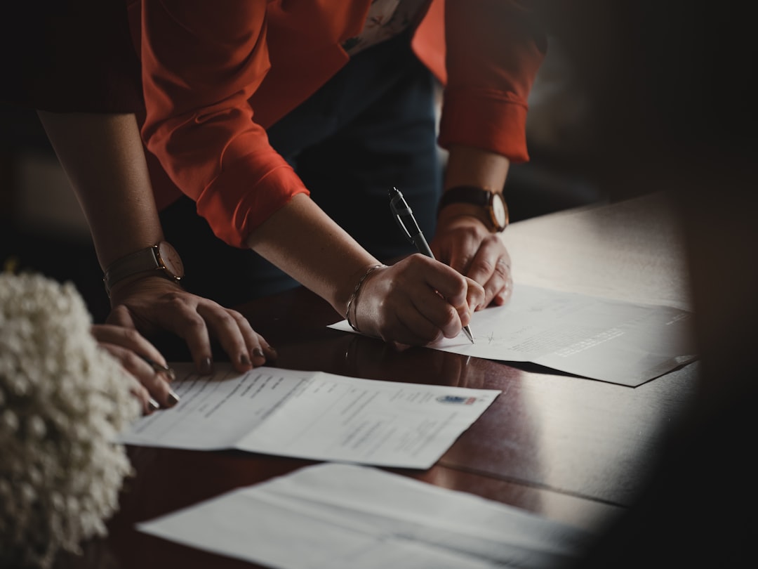 Firma dei documenti di un accordo per lo sviluppo di un progetto