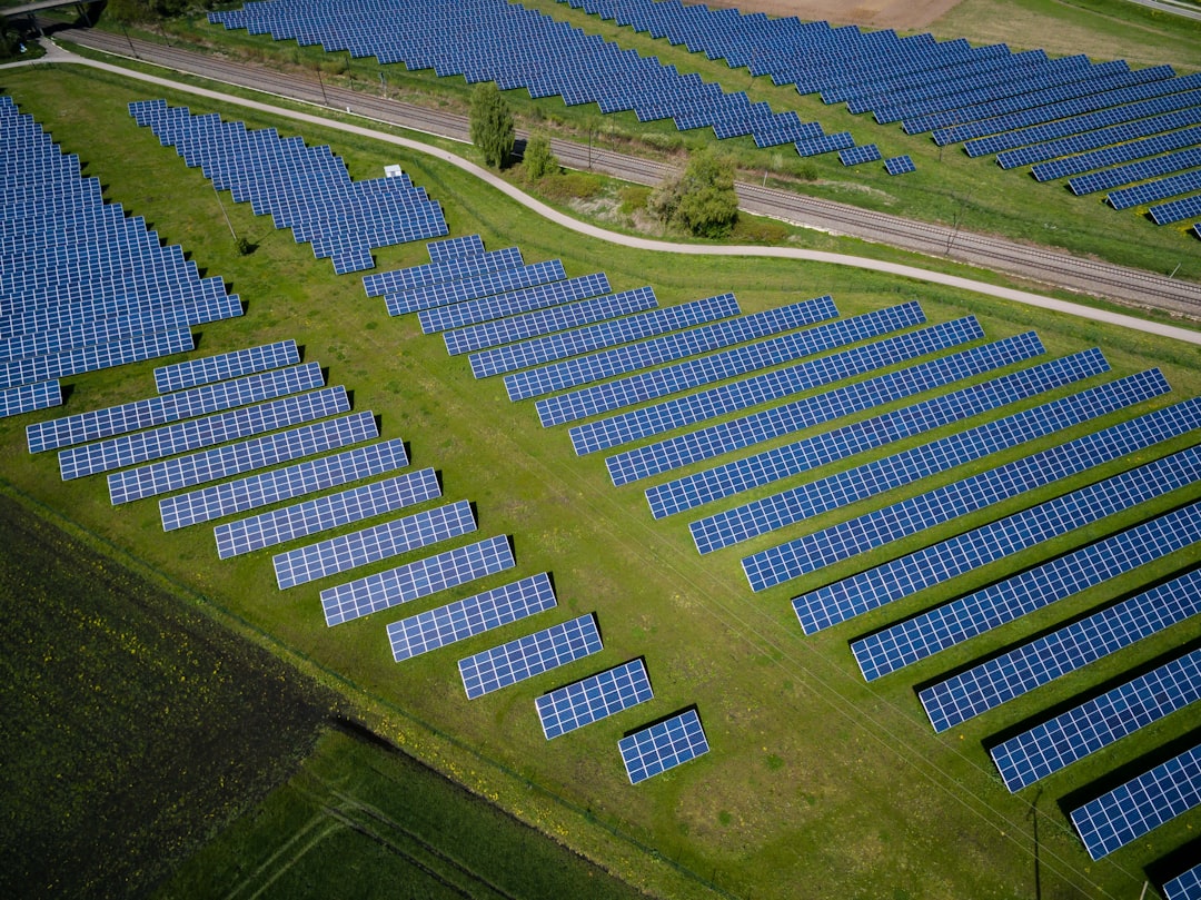 Vista aerea di un parco fotovoltaico realizzato su terreno agricolo